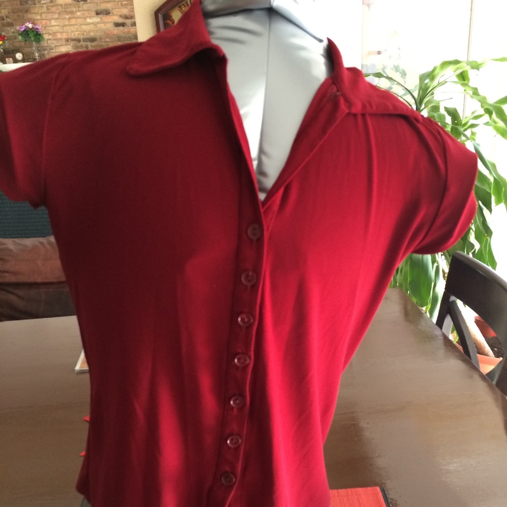 WOMAN'S BUTTON DOWN TOP